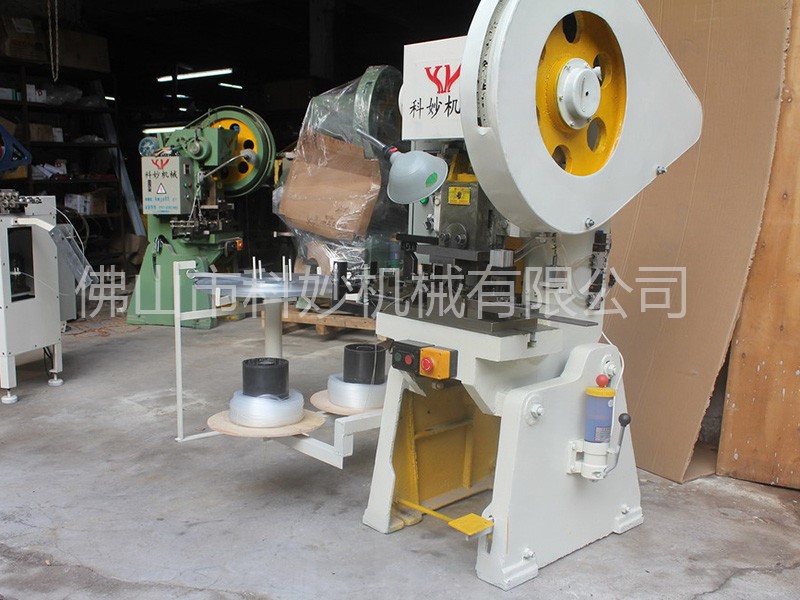 Clip ring machine